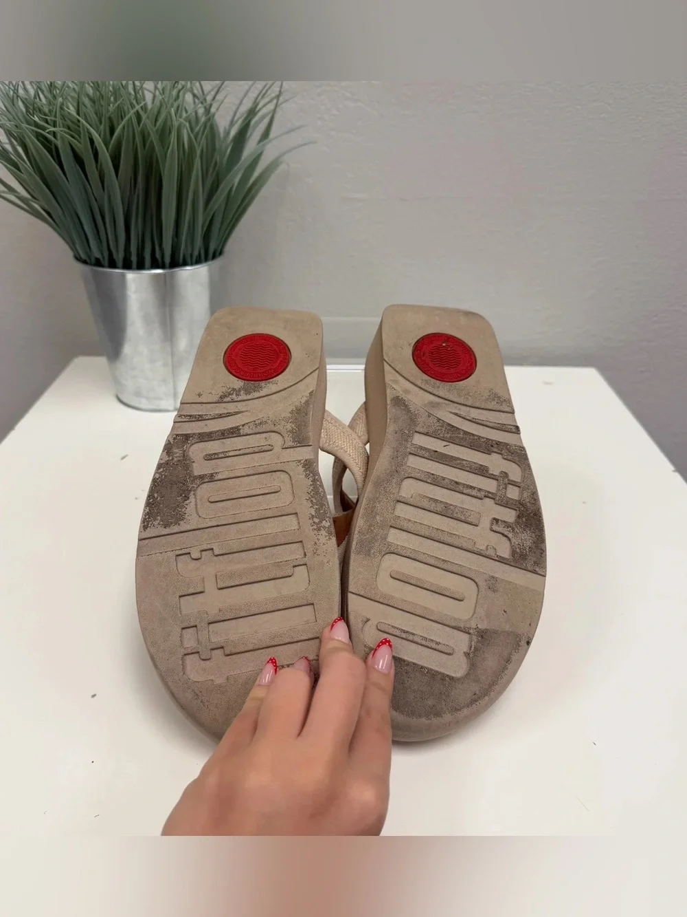 FitFlop Tan Lulu Sleek Straw Raffia Toe-Post Sandals - Size 10